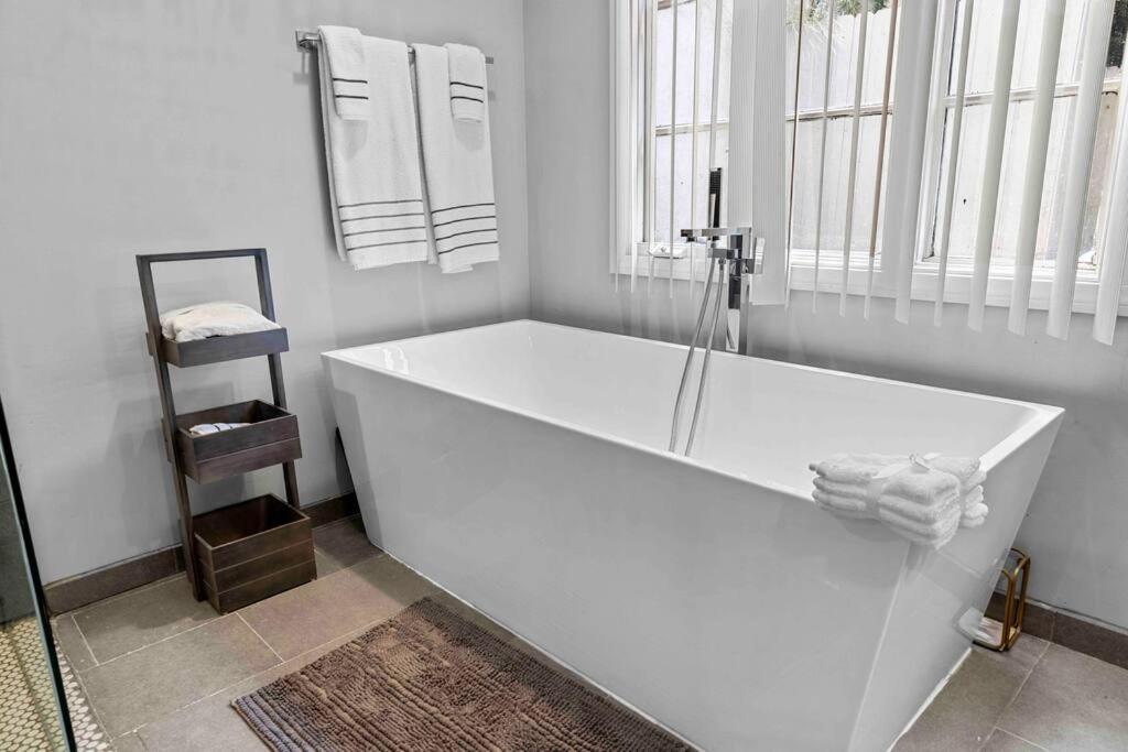 Stunning Mediterranean Mansion In Laurel Canyon لوس أنجلوس المظهر الخارجي الصورة